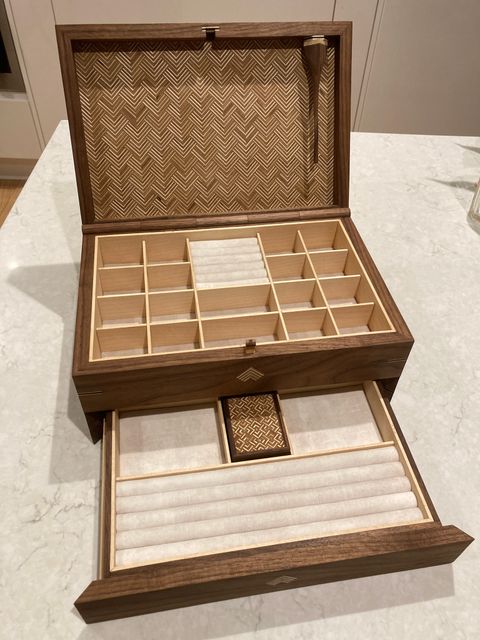 Jewellery box in American walnut and hard maple