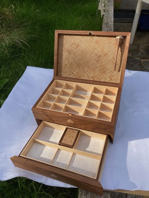 Jewellery box in American walnut and hard maple